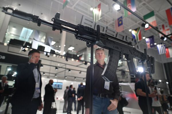 El fusil de asalto AK-12 en el foro Army 2021 - Sputnik Mundo