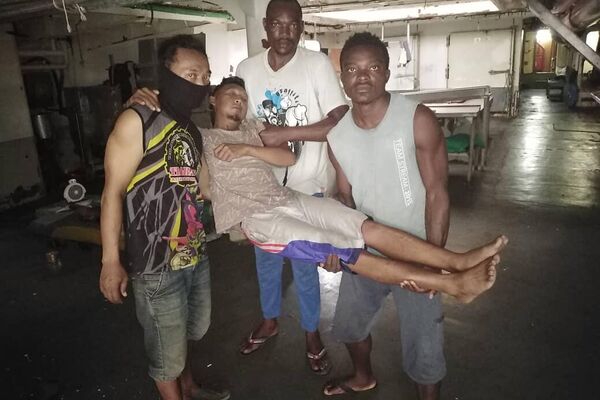Tripulantes del barco pesquero Cobija, con compañero indonesio enfermo. - Sputnik Mundo