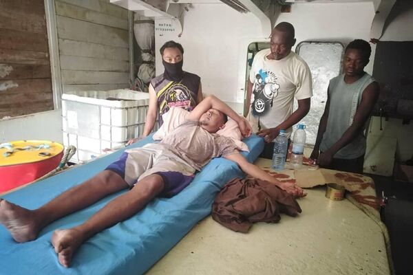 Tripulantes del barco pesquero Cobija, con compañero indonesio enfermo. - Sputnik Mundo