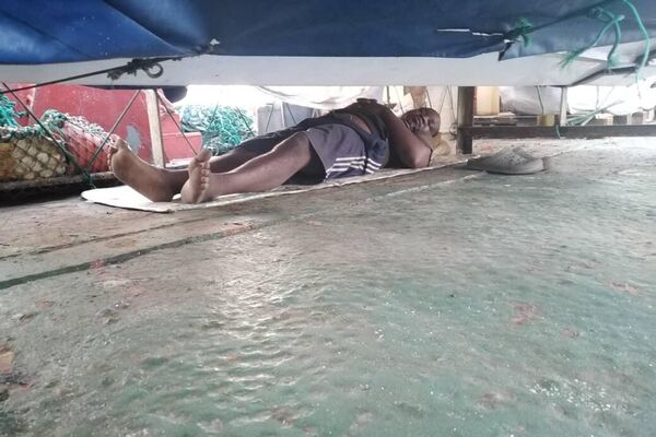 Tripulante del barco pesquero Cobija, durmiendo en cubierta. - Sputnik Mundo