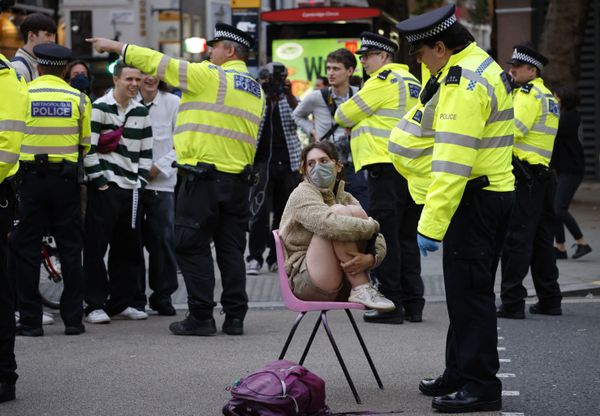 Policías londinenses detienen una manifestación del grupo ecologista  Extinction Rebellion (Rebelión contra la Extinción, en español). - Sputnik Mundo
