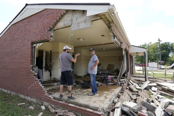 Vecinos revisan sus casas destruidas por una inundación en la localidad de Waverly (EEUU). - Sputnik Mundo