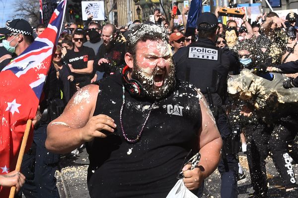 Manifestantes en contra de las medidas de confinamiento en Melbourne (Australia). - Sputnik Mundo