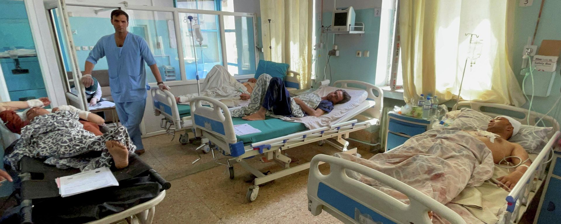 Los heridos reciben un tratamiento tras las explosiones ocurridas en el aeropuerto de Kabul, el 27 de agosto, Afganistán Los heridos reciben un tratamiento tras las explosiones ocurridas en el aeropuerto de Kabul, el 27 de agosto, Afganistán - Sputnik Mundo, 1920, 27.08.2021