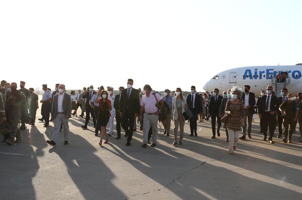 La llegada del avión con evacuados de Kabul a la base militar de Torrejón de Ardoz  - Sputnik Mundo