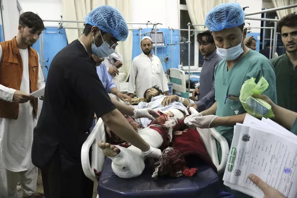 De las 103 personas muertas en los atentados con bombas cerca del aeropuerto de Kabul, al menos 28 eran talibanes, informó Reuters, citando a un portavoz de la organización proscrita en Rusia. Los propios talibanes condenaron enérgicamente el incidente y prometieron llevar a los responsables ante la justicia. De las 103 personas muertas en los atentados con bombas cerca del aeropuerto de Kabul, al menos 28 eran talibanes, informó Reuters, citando a un portavoz de la organización proscrita en Rusia. Los propios talibanes condenaron enérgicamente el incidente y prometieron llevar a los responsables ante la justicia. - Sputnik Mundo