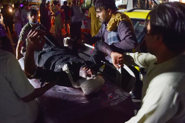 La primera explosión ocurrió alrededor de las 6 pm, hora local, en la entrada norte del aeropuerto de Kabul. Fue causado por un atacante suicida que activó un artefacto explosivo en medio de una multitud de afganos que se encontraban en el lugar con la esperanza de volar fuera de Afganistán. En la foto: los médicos ayudan a las víctimas de las explosiones en Kabul. La primera explosión ocurrió alrededor de las 6 pm, hora local, en la entrada norte del aeropuerto de Kabul. Fue causado por un atacante suicida que activó un artefacto explosivo en medio de una multitud de afganos que se encontraban en el lugar con la esperanza de volar fuera de Afganistán. En la foto: los médicos ayudan a las víctimas de las explosiones en Kabul. - Sputnik Mundo