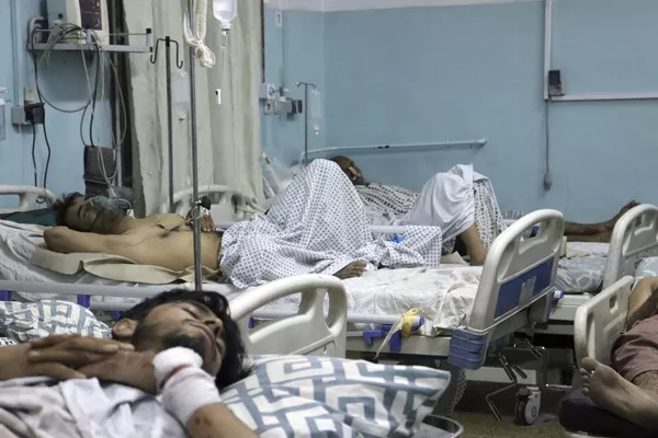 El grupo terrorista Estado Islámico* se atribuyó la responsabilidad del ataque. En la foto: un herido durante las explosiones en un hospital de Kabul. El grupo terrorista Estado Islámico* se atribuyó la responsabilidad del ataque. En la foto: un herido durante las explosiones en un hospital de Kabul. - Sputnik Mundo
