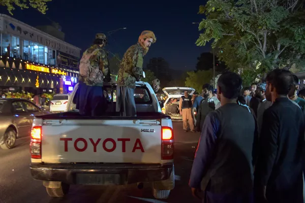 Todos los cruces fronterizos terrestres desde Afganistán son actualmente controlados por los talibanes. La evacuación de extranjeros y afganos que trabajan para misiones extranjeras se lleva a cabo a través del único aeropuerto de Kabul, que está en manos de militares de Estados Unidos y otros países de la OTAN. Los talibanes dijeron que no tenían la intención de otorgar a los estadounidenses una extensión para evacuar a los ciudadanos estadounidenses después del 31 de agosto. En la foto: los talibanes en un hospital de Kabul tras los ataques terroristas cerca del aeropuerto de la capital. Todos los cruces fronterizos terrestres desde Afganistán son actualmente controlados por los talibanes. La evacuación de extranjeros y afganos que trabajan para misiones extranjeras se lleva a cabo a través del único aeropuerto de Kabul, que está en manos de militares de Estados Unidos y otros países de la OTAN. Los talibanes dijeron que no tenían la intención de otorgar a los estadounidenses una extensión para evacuar a los ciudadanos estadounidenses después del 31 de agosto. En la foto: los talibanes en un hospital de Kabul tras los ataques terroristas cerca del aeropuerto de la capital. - Sputnik Mundo