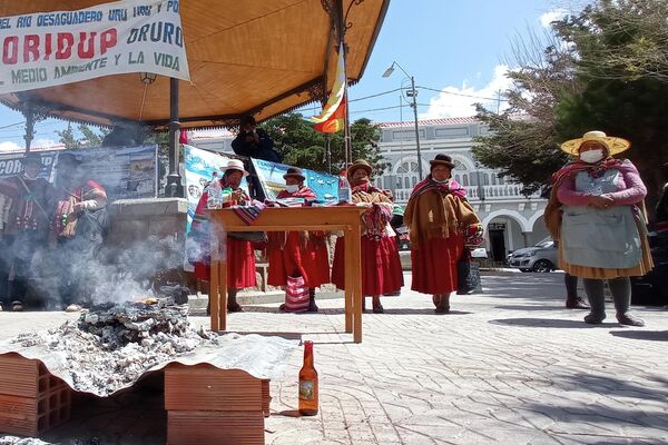 Comunidades indígenas realizan una ofrenda a la Pachamama en Oruro - Sputnik Mundo