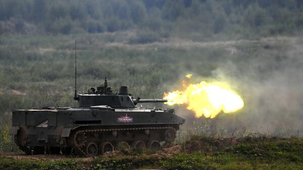 Un vehículo de combate de infantería ruso BMP-3 durante el Biatlón de Tanques en el marco de Juegos Militares Internacionales Army Games 2021 - Sputnik Mundo