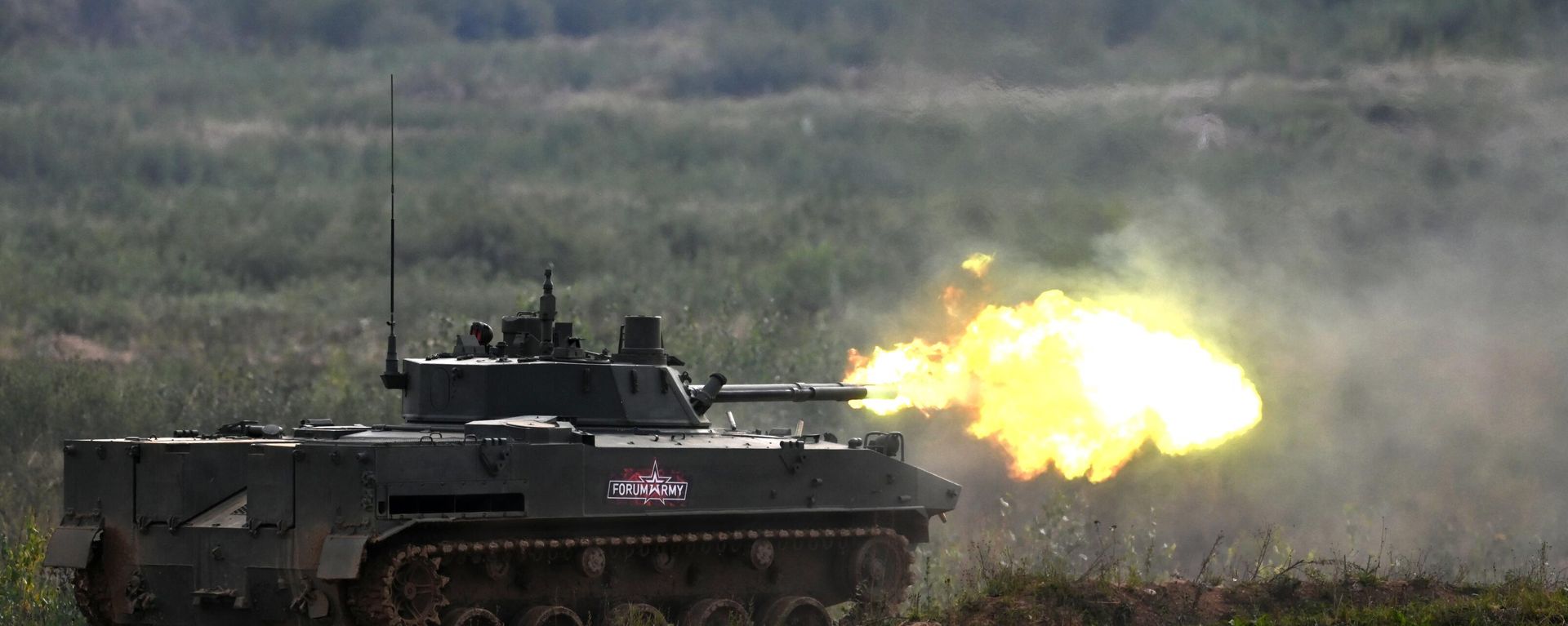 Un vehículo de combate de infantería ruso BMP-3 durante el Biatlón de Tanques en el marco de Juegos Militares Internacionales Army Games 2021 Un vehículo de combate de infantería ruso BMP-3 durante el Biatlón de Tanques en el marco de Juegos Militares Internacionales Army Games 2021 - Sputnik Mundo, 1920, 17.02.2022