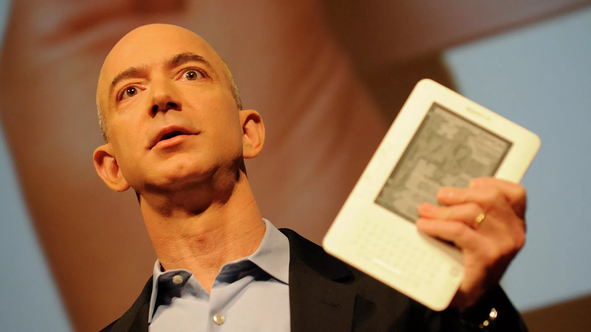 Jeff Bezos sujeta un libro electrónico Amazon Kindle, foto de archivo