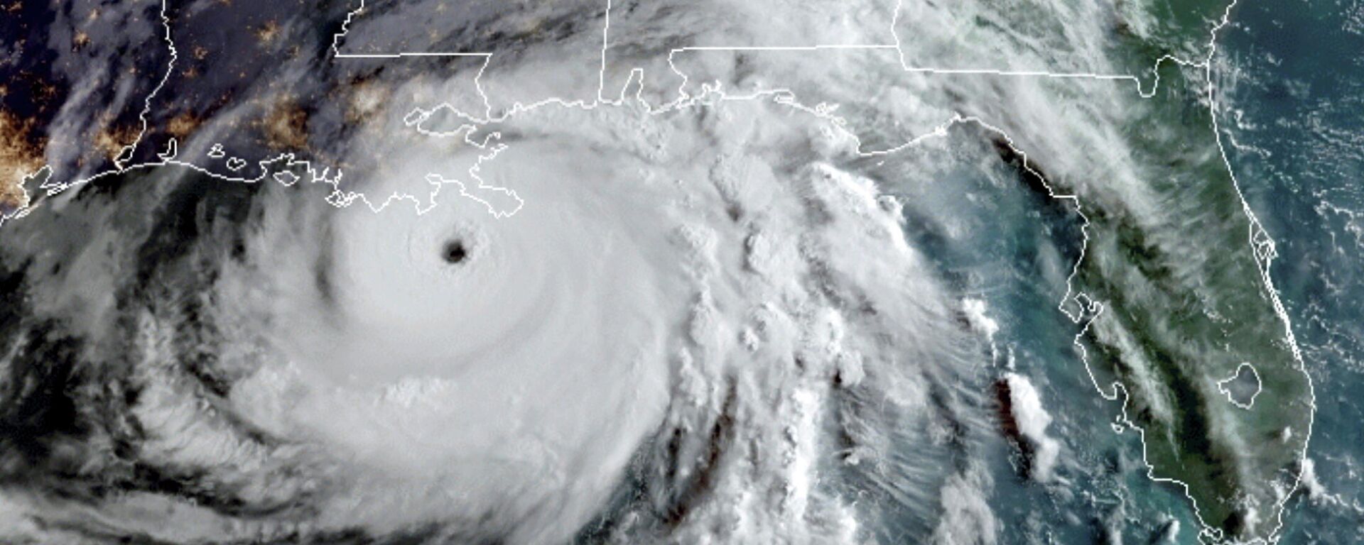 Una imagen satelital del huracán Ida sobre el golfo de México - Sputnik Mundo, 1920, 29.08.2021