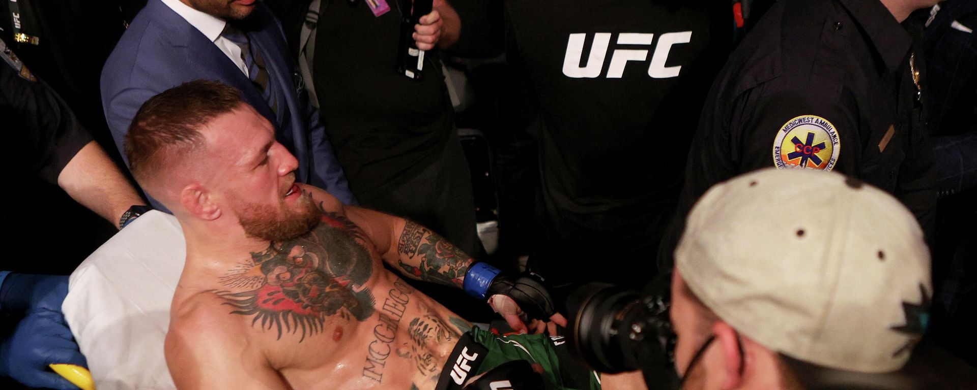 Conor McGregor, luchador de artes marciales mixtas, es cargado en una camilla tras romper la pierna en una lucha contra Dustin Poirier Conor McGregor, luchador de artes marciales mixtas, es cargado en una camilla tras romper la pierna en una lucha contra Dustin Poirier - Sputnik Mundo, 1920, 29.08.2021
