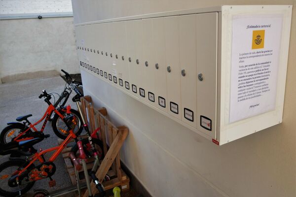 Patio común, con buzones y bicis, de la cooperativa de viviendas Entrepatios, de Madrid - Sputnik Mundo