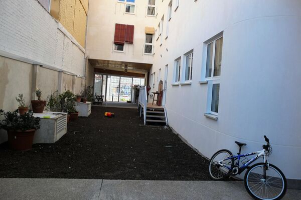 Patio trasero de la cooperativa de viviendas Entrepatios, de Madrid - Sputnik Mundo