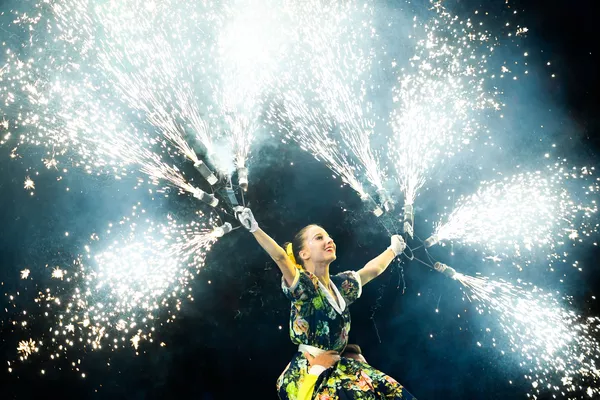 Una artista actúa en un número con fuego durante la ceremonia de apertura de la edición de 2021 del festival internacional de bandas militares Torre Spásskaya. Una artista actúa en un número con fuego durante la ceremonia de apertura de la edición de 2021 del festival internacional de bandas militares Torre Spásskaya. - Sputnik Mundo