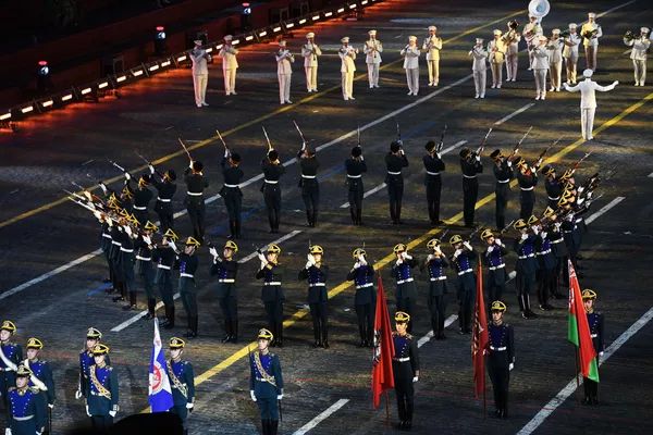 La compañía de la guardia especial del Regimiento Presidencial del Servicio Federal de Protección de Rusia actúa durante la primera noche del festival Torre Spásskaya en la Plaza Roja. La compañía de la guardia especial del Regimiento Presidencial del Servicio Federal de Protección de Rusia actúa durante la primera noche del festival Torre Spásskaya en la Plaza Roja. - Sputnik Mundo