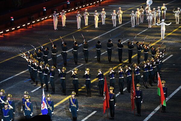 La compañía de la guardia especial del Regimiento Presidencial del Servicio Federal de Protección de Rusia actúa durante la primera noche del festival Torre Spásskaya en la Plaza Roja. - Sputnik Mundo