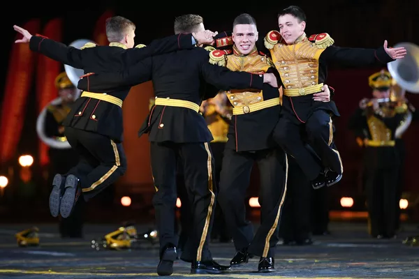 Miembros de la Banda Militar Central del Ministerio de Defensa de Rusia bailan en la ceremonia de apertura del evento musical castrense. Miembros de la Banda Militar Central del Ministerio de Defensa de Rusia bailan en la ceremonia de apertura del evento musical castrense. - Sputnik Mundo