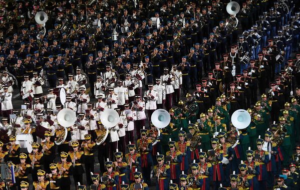 Los participantes del festival Torre Spásskaya actúan en la Plaza Roja de Moscú. - Sputnik Mundo