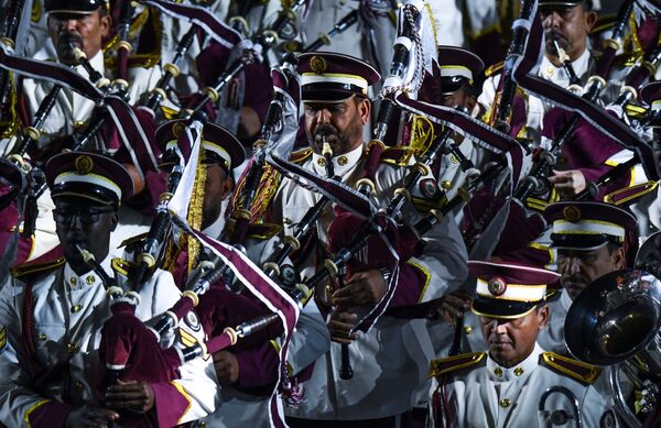 La banda militar de las Fuerzas Armadas de Catar se presenta en la ceremonia de apertura del festival de bandas militares en la Plaza Roja. - Sputnik Mundo