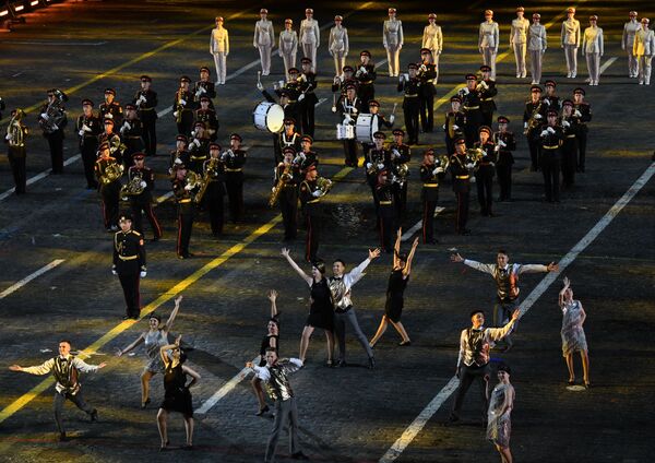 La orquesta de la Escuela Jalílov de Música Militar de Moscú actúa el día de la apertura del festival Torre Spásskaya. - Sputnik Mundo