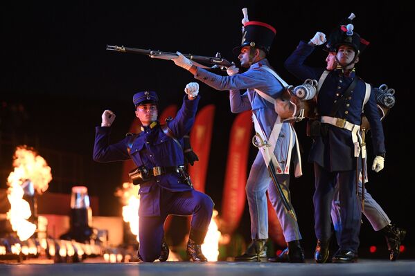 El pelotón de desfile histórico de la Academia del Estado Mayor de Grecia durante su actuación en la ceremonia de apertura del XIV Festival Internacional Torre Spásskaya en la Plaza Roja de Moscú. - Sputnik Mundo