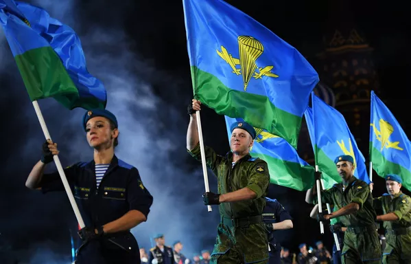 Miembros de la orquesta combinada de las Fuerzas Aerotransportadas de Rusia desfilan con sus banderas en la apertura de Torre Spásskaya 2021. Miembros de la orquesta combinada de las Fuerzas Aerotransportadas de Rusia desfilan con sus banderas en la apertura de Torre Spásskaya 2021. - Sputnik Mundo