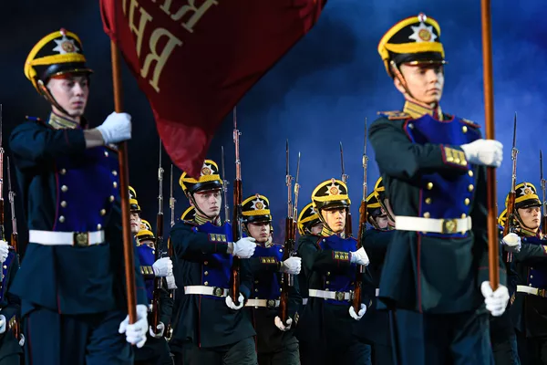 La compañía de la guardia especial del Regimiento Presidencial del Servicio Federal de Protección de Rusia actúa durante la primera noche del festival Torre Spásskaya en Moscú. La compañía de la guardia especial del Regimiento Presidencial del Servicio Federal de Protección de Rusia actúa durante la primera noche del festival Torre Spásskaya en Moscú. - Sputnik Mundo