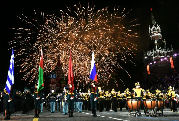 Un show pirotécnico concluye el primer día de actuaciones del XIV Festival Internacional Torre Spásskaya en la Plaza Roja de Moscú. Un show pirotécnico concluye el primer día de actuaciones del XIV Festival Internacional Torre Spásskaya en la Plaza Roja de Moscú. - Sputnik Mundo