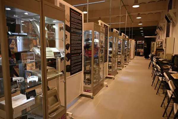 Mesas y expositores en Arcade Vintage, el museo del videojuego en la localidad alicantina de Ibi, en España - Sputnik Mundo