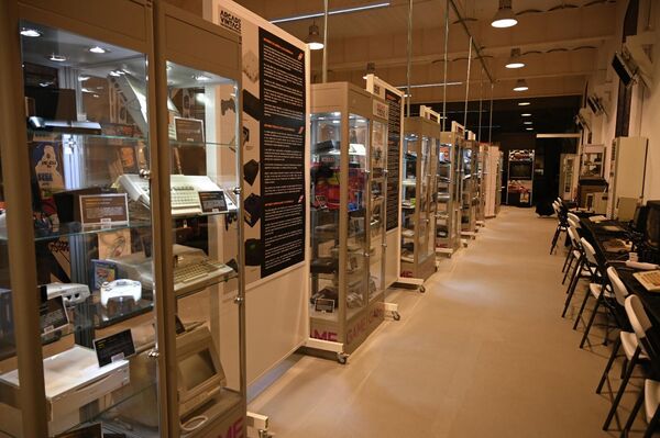 Mesas y expositores en Arcade Vintage, el museo del videojuego en la localidad alicantina de Ibi, en España - Sputnik Mundo