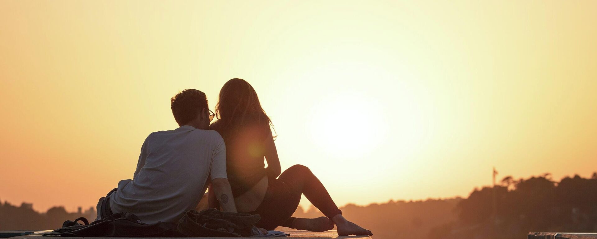 Una pareja observa el Sol - Sputnik Mundo, 1920, 01.05.2023