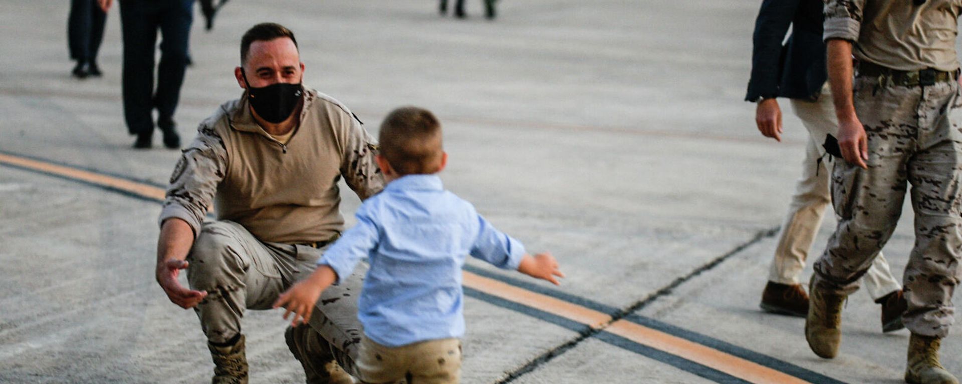 Soldado español siendo recibido por su hijo tras regresar de Afganistán  - Sputnik Mundo, 1920, 30.08.2021