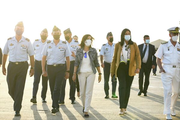 La ministra de Defensa, Margarita Robles, y la plana mayor del Ejército acudieron hasta la base aérea de Zaragoza para recibir a los últimos militares llegados desde el aeropuerto de Kabul. El 27 de agosto despegaron por última vez de Afganistán los dos aviones A400M encargados de la repatriación. A bordo, 81 personas, entre soldados y personal de la Embajada. 53 pasajeros pertenecían a las Fuerzas Armadas. - Sputnik Mundo