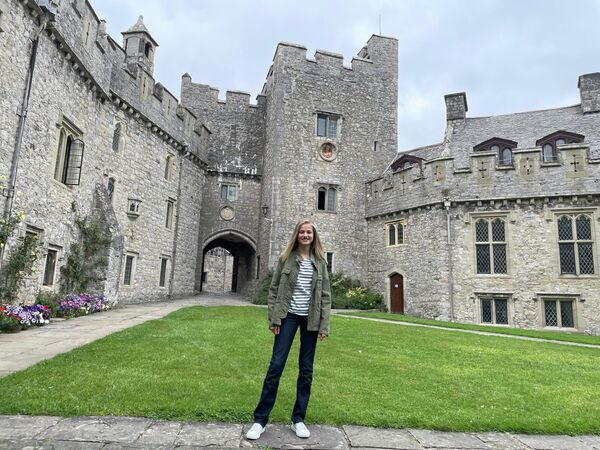 A su llegada al recinto, la princesa Leonor se dejó fotografiar en los jardines del campus. Un centro de estudios que compartirá con 360 alumnos procedentes de unos 80 países de todo el mundo, además de la princesa Alexia de Holanda, quien también estudiará allí durante el próximo curso. - Sputnik Mundo