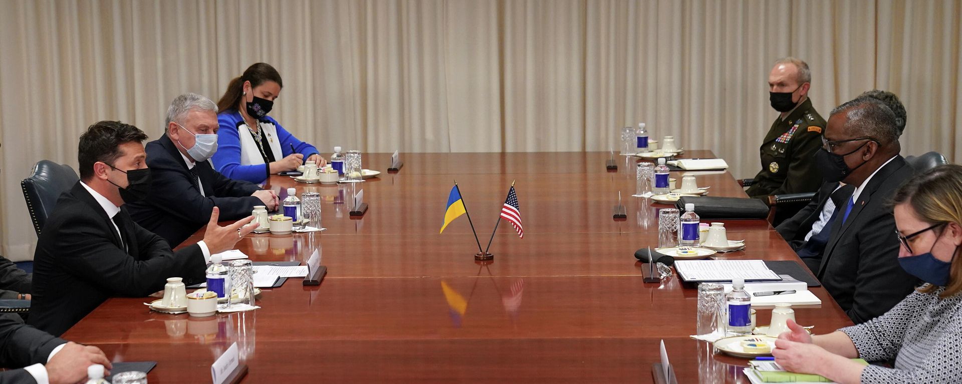 El secretario de Defensa de EEUU, Lloyd Austin, se reúne con el presidente de Ucrania, Volodímir Zelenskiy, y el ministro de Defensa de Ucrania, Andriy Taran, en el Pentágono El secretario de Defensa de EEUU, Lloyd Austin, se reúne con el presidente de Ucrania, Volodímir Zelenskiy, y el ministro de Defensa de Ucrania, Andriy Taran, en el Pentágono - Sputnik Mundo, 1920, 31.08.2021