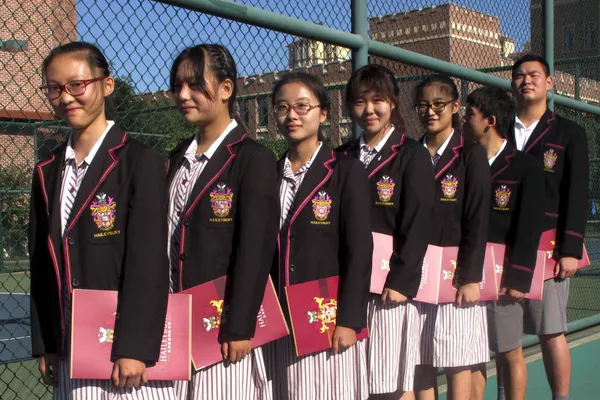 El uniforme escolar en China suele parecerse a la ropa de gimnasia. No obstante, con la creciente popularidad de la educación europea, cada vez son más las escuelas en las que los alumnos llevan los tradicionales uniformes europeos.En la foto: alumnos del Haileybury College del municipio de Tianjin (China). El uniforme escolar en China suele parecerse a la ropa de gimnasia. No obstante, con la creciente popularidad de la educación europea, cada vez son más las escuelas en las que los alumnos llevan los tradicionales uniformes europeos.En la foto: alumnos del Haileybury College del municipio de Tianjin (China). - Sputnik Mundo