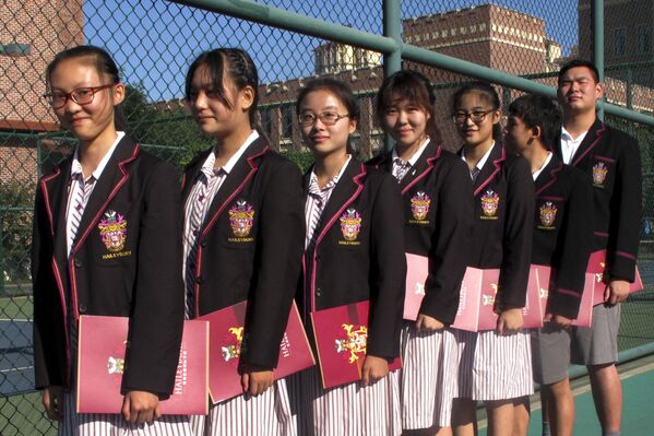El uniforme escolar en China suele parecerse a la ropa de gimnasia. No obstante, con la creciente popularidad de la educación europea, cada vez son más las escuelas en las que los alumnos llevan los tradicionales uniformes europeos.En la foto: alumnos del Haileybury College del municipio de Tianjin (China). - Sputnik Mundo