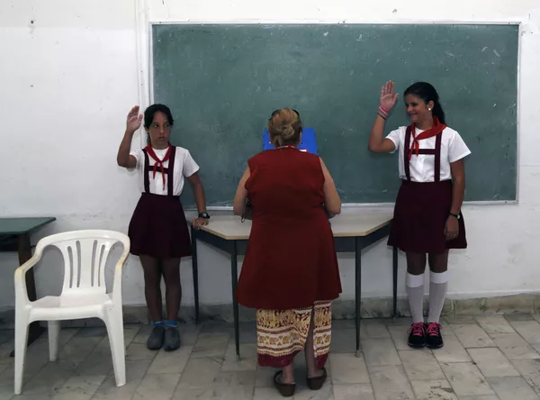 En Cuba, los uniformes son obligatorios no sólo para los escolares sino también para los estudiantes. Se puede saber en qué grado está un niño por su color. En Cuba, los uniformes son obligatorios no sólo para los escolares sino también para los estudiantes. Se puede saber en qué grado está un niño por su color. - Sputnik Mundo