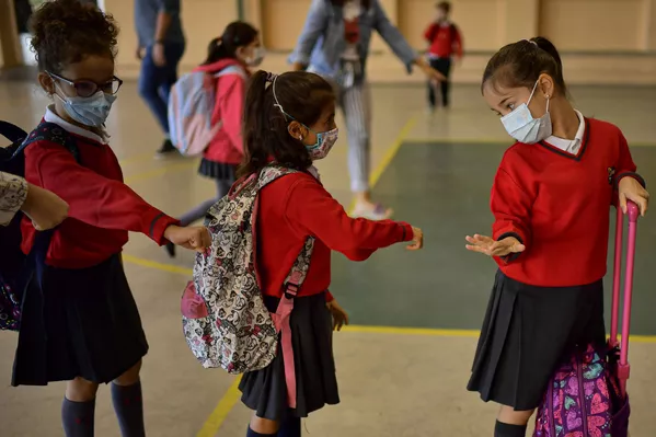La mayoría de los colegios públicos y privados de España también utilizan el uniforme escolar.En la foto: alumnos del colegio Luis Amigo de Pamplona (España). La mayoría de los colegios públicos y privados de España también utilizan el uniforme escolar.En la foto: alumnos del colegio Luis Amigo de Pamplona (España). - Sputnik Mundo