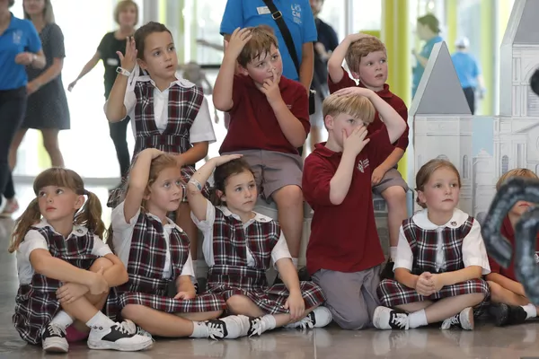 En EEUU, los uniformes escolares existen en la mayoría de las escuelas privadas, mientras que los colegios públicos crean un código de vestimenta de los estudiantes que enumera los requisitos básicos de la ropa.En la foto: alumnos de la ChristianBrother'sSchool de Nueva Orleans (Luisiana). En EEUU, los uniformes escolares existen en la mayoría de las escuelas privadas, mientras que los colegios públicos crean un código de vestimenta de los estudiantes que enumera los requisitos básicos de la ropa.En la foto: alumnos de la ChristianBrother'sSchool de Nueva Orleans (Luisiana). - Sputnik Mundo