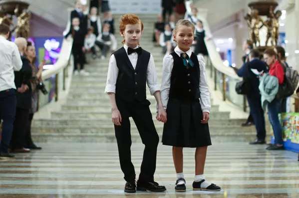 La moda de los uniformes escolares llegó a Rusia desde Inglaterra en 1834. Desde entonces, los uniformes para los escolares han sido abolidos en dos ocasiones: tras la Revolución de Octubre y en 1992. Desde 2013, hanreaparecidoen Rusia los uniformes escolares obligatorios, cuyos requisitos son fijados por las autoridades locales o por las autoridades escolares. La moda de los uniformes escolares llegó a Rusia desde Inglaterra en 1834. Desde entonces, los uniformes para los escolares han sido abolidos en dos ocasiones: tras la Revolución de Octubre y en 1992. Desde 2013, hanreaparecidoen Rusia los uniformes escolares obligatorios, cuyos requisitos son fijados por las autoridades locales o por las autoridades escolares. - Sputnik Mundo
