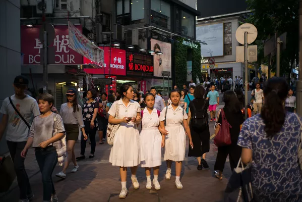 Hong Kong, una antigua colonia británica, ha conservado muchas tradiciones británicas, incluidas las relativas a los uniformes escolares. Hong Kong, una antigua colonia británica, ha conservado muchas tradiciones británicas, incluidas las relativas a los uniformes escolares. - Sputnik Mundo
