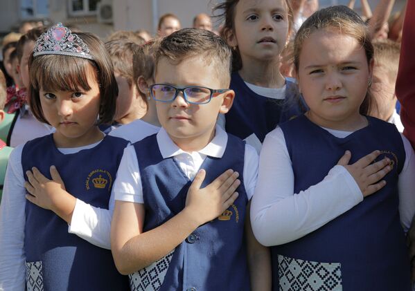 Alumnos de una escuela de Bucarest, Rumanía, mientras cantan el himno nacional en un acto escolar el 1 de septiembre. - Sputnik Mundo