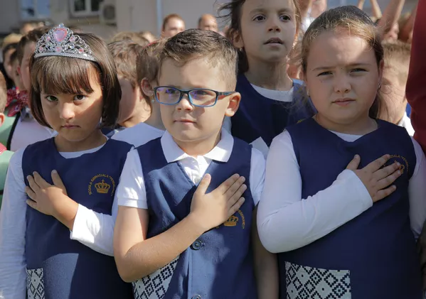 Alumnos de una escuela de Bucarest, Rumanía, mientras cantan el himno nacional en un acto escolar el 1 de septiembre. Alumnos de una escuela de Bucarest, Rumanía, mientras cantan el himno nacional en un acto escolar el 1 de septiembre. - Sputnik Mundo