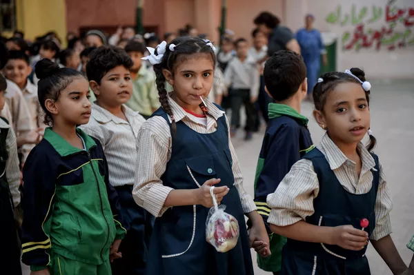 El uniforme de muchas escuelas de Egipto, sobre todo en El Cairo y las ciudades turísticas, es similar al de Europa. El uniforme de muchas escuelas de Egipto, sobre todo en El Cairo y las ciudades turísticas, es similar al de Europa. - Sputnik Mundo