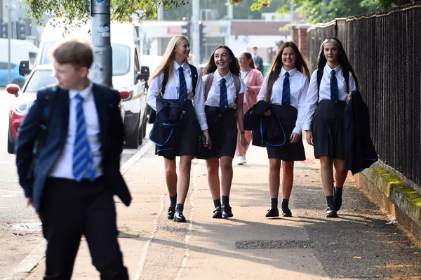 Alumnos de la escuela secundaria Holyrood en Glasgow, Escocia. Alumnos de la escuela secundaria Holyrood en Glasgow, Escocia. - Sputnik Mundo